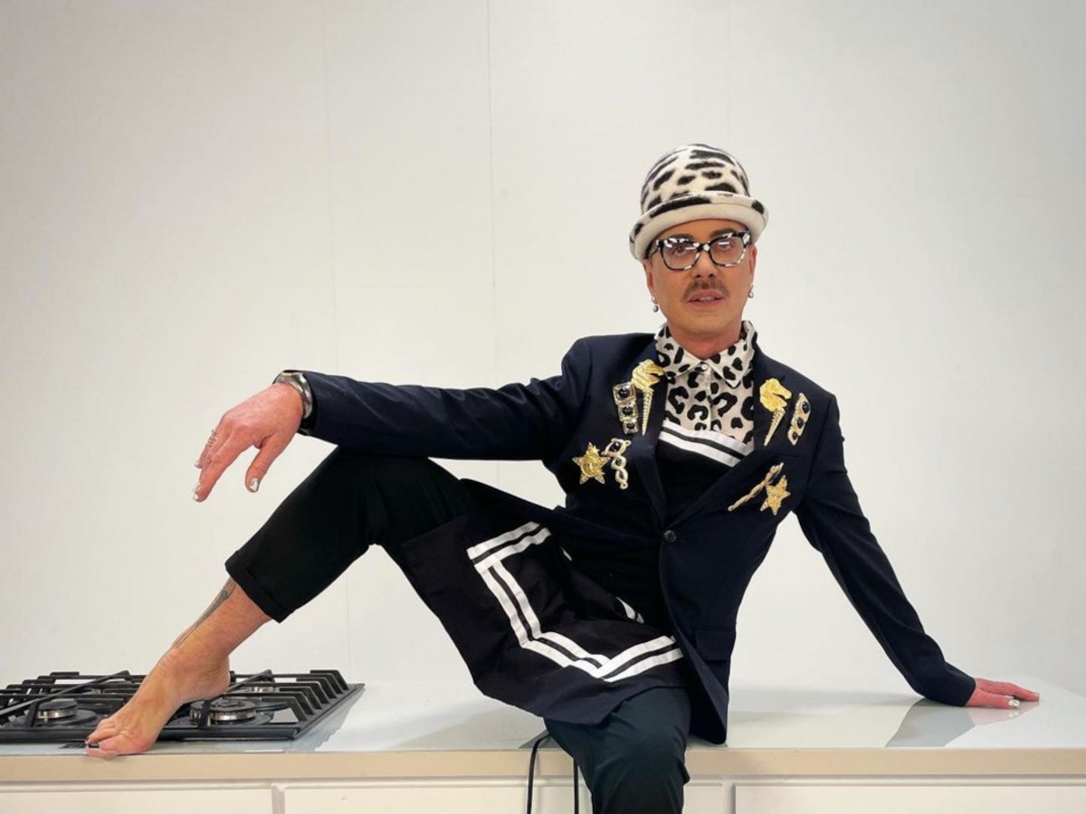 Ο Λάκης Γαβαλάς δεν είναι από εκείνους που αφήνουν τα γενέθλια τους να περάσουν απαρατήρητα. Λίγες ημέρες αφότου μπήκε