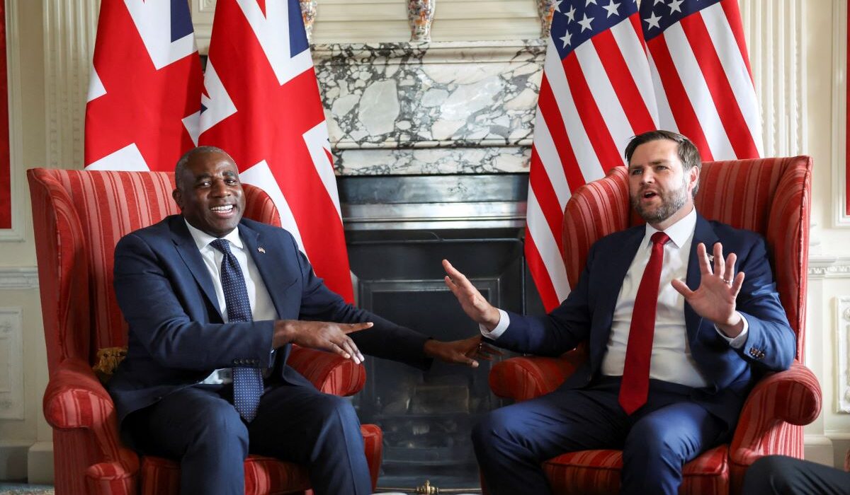 Μια κρίσιμη διπλωματική σύνοδος πραγματοποιείται σήμερα, Σάββατο 9 Αυγούστου, στη Βρετανία, όπου σύμβουλοι Εθνικής Ασφάλειας