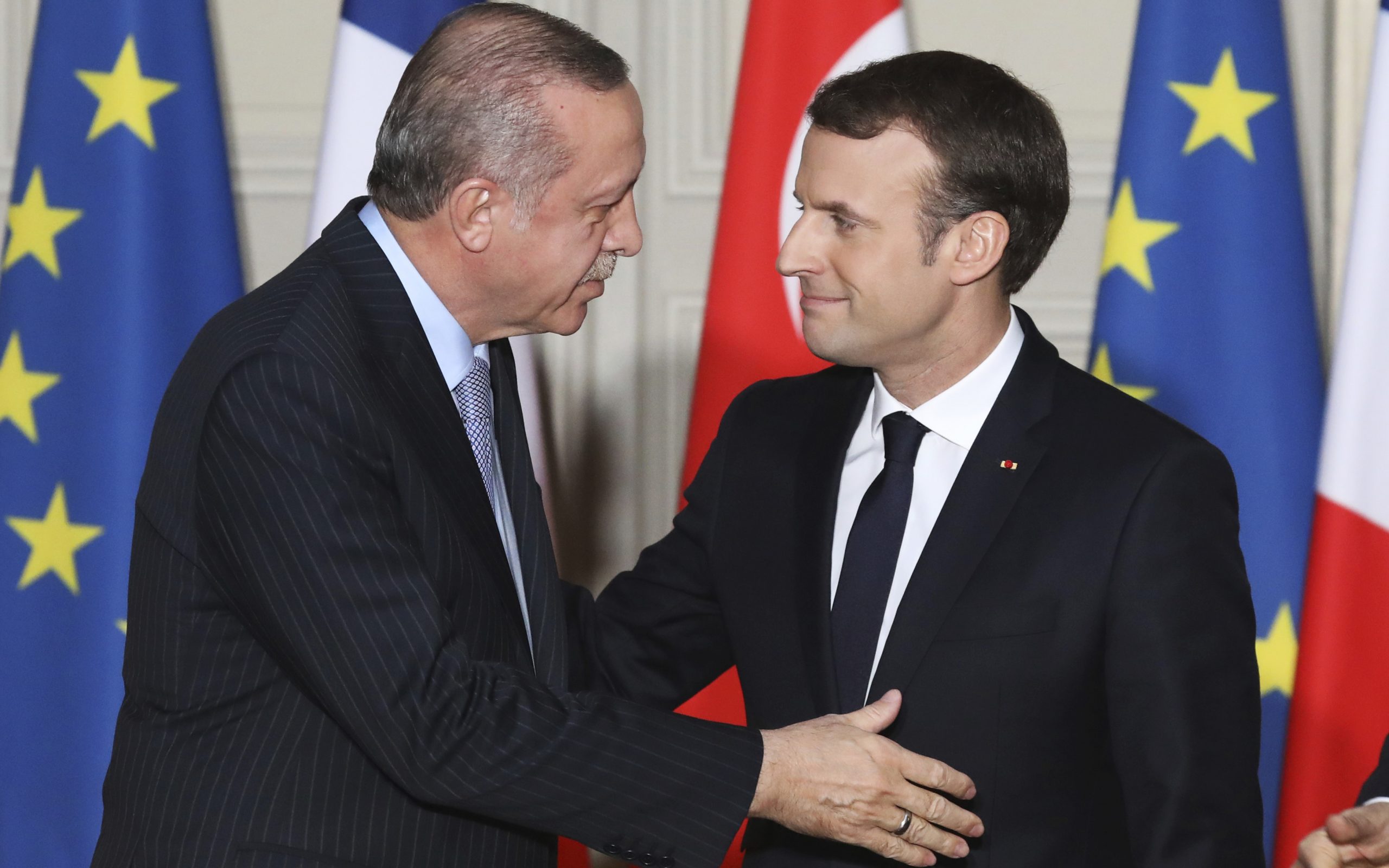 Εμανουέλ Μακρόν και Ρετζέπ Ταγίπ Ερντογάν οδεύουν παράλληλα και σε στενή συνεργασία. Οι πρόεδροι Γαλλίας και Τουρκίας συμπλέουν