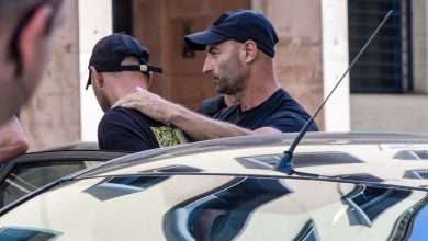 Στη φυλακή οδηγήθηκαν, μετά τις απολογίες τους στον ανακριτή, οι δύο νεαροί άνδρες –ένας 19χρονος και ένας 27χρονος– που συνελήφθησαν