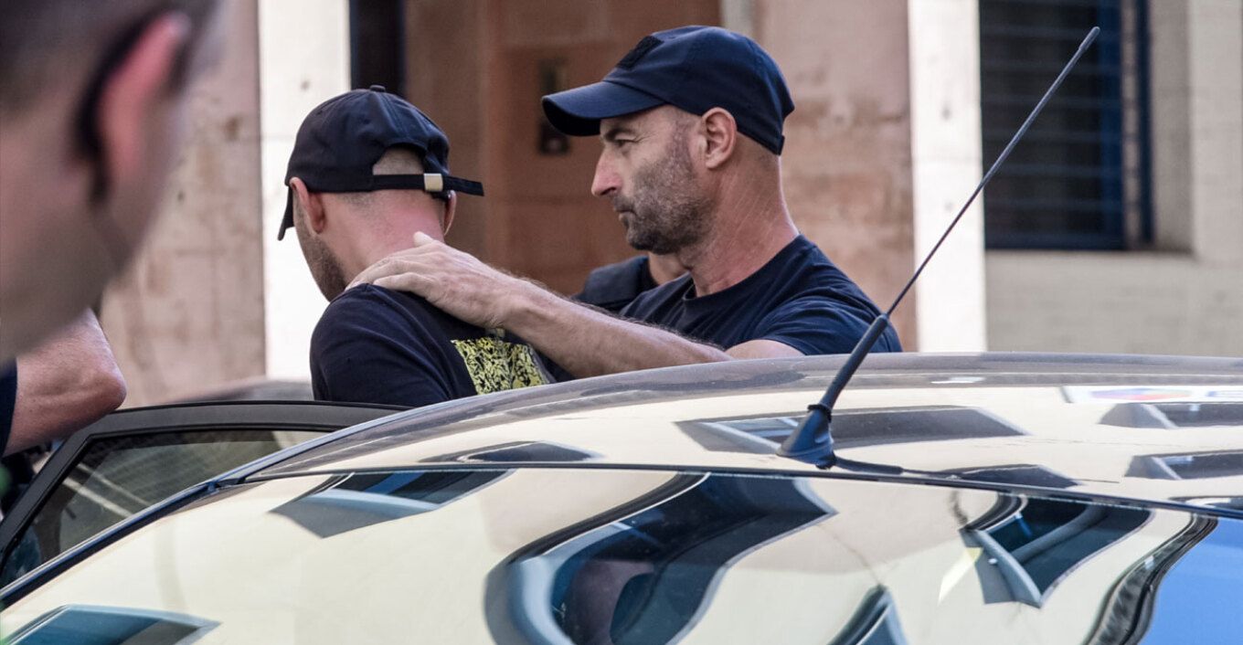 Στη φυλακή οδηγήθηκαν, μετά τις απολογίες τους στον ανακριτή, οι δύο νεαροί άνδρες –ένας 19χρονος και ένας 27χρονος– που συνελήφθησαν