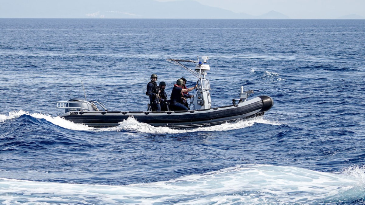 Ένα πραγματικό θρίλερ εξελίσσεται από το πρωί της Κυριακής, όταν κρατούμενος φυλακών κατάφερε να διαφύγει από το πλοίο της γραμμής