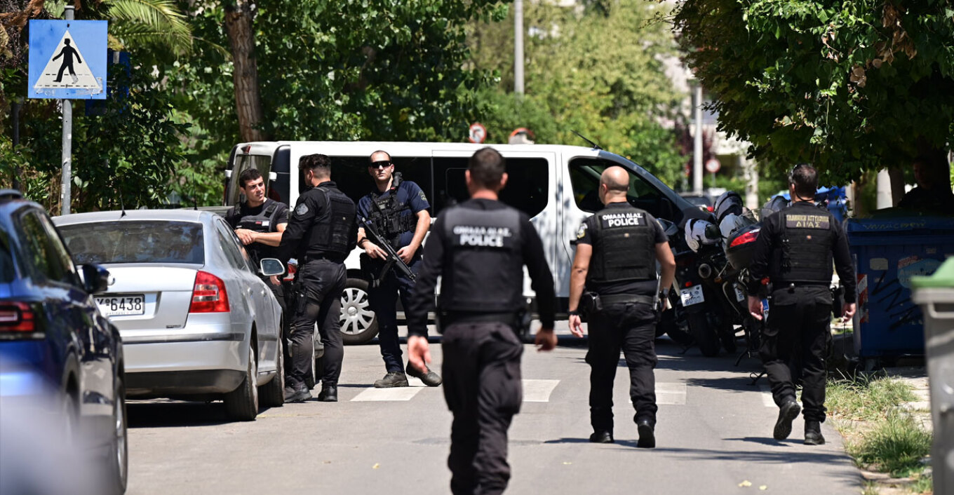 Σοκαρισμένη παραμένει η κοινή γνώμη από το άγριο έγκλημα που σημειώθηκε το πρωί της Δευτέρας στην οδό Ρουμπέση