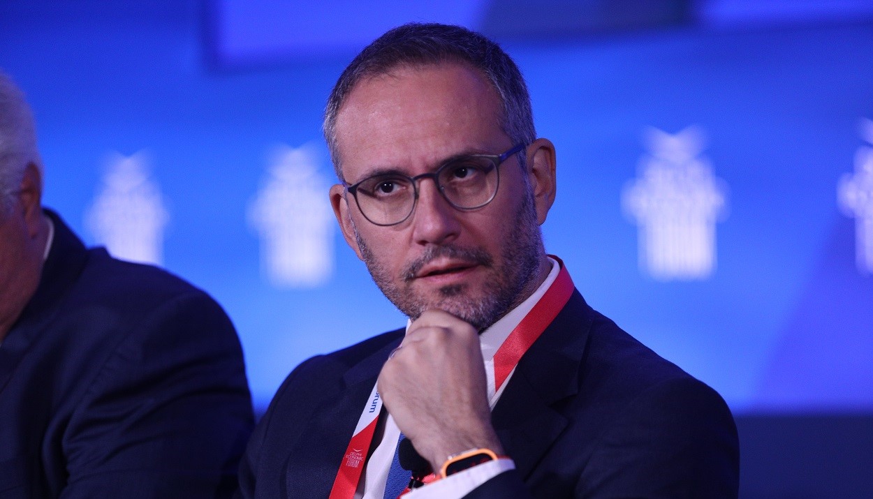 Στο κέντρο μιας νέας καταιγίδας αποκαλύψεων βρίσκεται ο Αναστάσιος (Τάσος) Μάνος, ο Διευθύνων Σύμβουλος του ΔΕΔΔΗΕ, ο οποίος