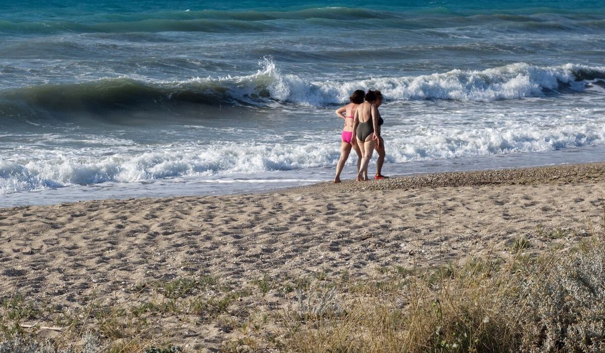 Ο καιρός των επόμενων ημερών φέρνει μαζί του έναν ισχυρό «σύμμαχο» του καλοκαιριού, το γνωστό μελτέμι, το οποίο όμως αυτή τη φορά