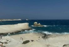 Μια ανείπωτη τραγωδία εκτυλίχθηκε σήμερα στη Μήλο, όταν δύο τουρίστες έχασαν τη ζωή τους στη θαλάσσια περιοχή του Σαρακήνικου