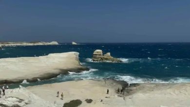 Μια ανείπωτη τραγωδία εκτυλίχθηκε σήμερα στη Μήλο, όταν δύο τουρίστες έχασαν τη ζωή τους στη θαλάσσια περιοχή του Σαρακήνικου