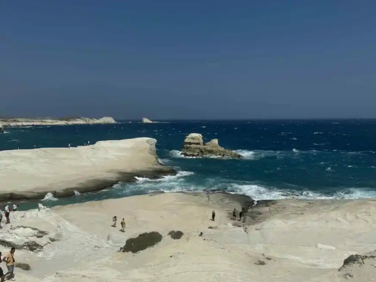 Μια ανείπωτη τραγωδία εκτυλίχθηκε σήμερα στη Μήλο, όταν δύο τουρίστες έχασαν τη ζωή τους στη θαλάσσια περιοχή του Σαρακήνικου