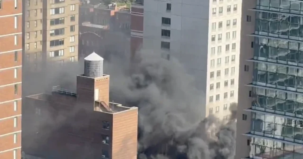 Μια ισχυρή έκρηξη συγκλόνισε την Παρασκευή την περιοχή Upper East Side της Νέας Υόρκης, προκαλώντας πανικό στους κατοίκους