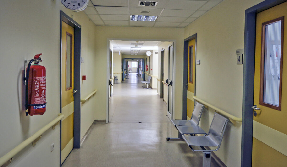 Ένα σοκαριστικό περιστατικό εκτυλίχθηκε στο νοσοκομείο «Γεννηματάς» της Αθήνας, όπου ασανσέρ κατέπεσε ξαφνικά από τον τρίτο όροφο