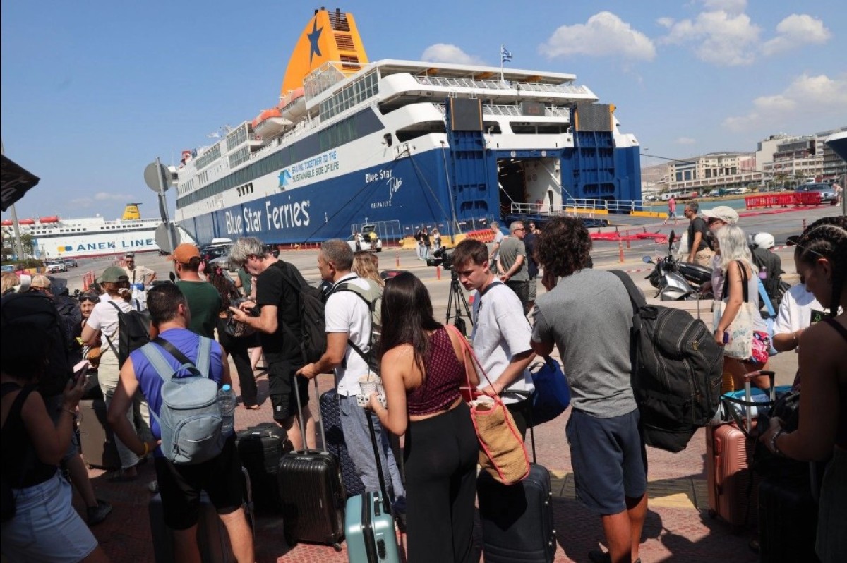 Χάος και απογοήτευση επικρατούν από νωρίς το πρωί της Παρασκευής (08/08) στα λιμάνια του Πειραιά, της Ραφήνας και του Λαυρίου