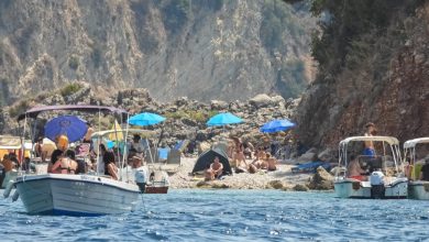 Ο Αύγουστος μάς αποχαιρετά με μελτέμια και σχετικά ήπιες θερμοκρασίες, διατηρώντας την αίσθηση του καλοκαιριού. Ωστόσο, η ξηρασία και