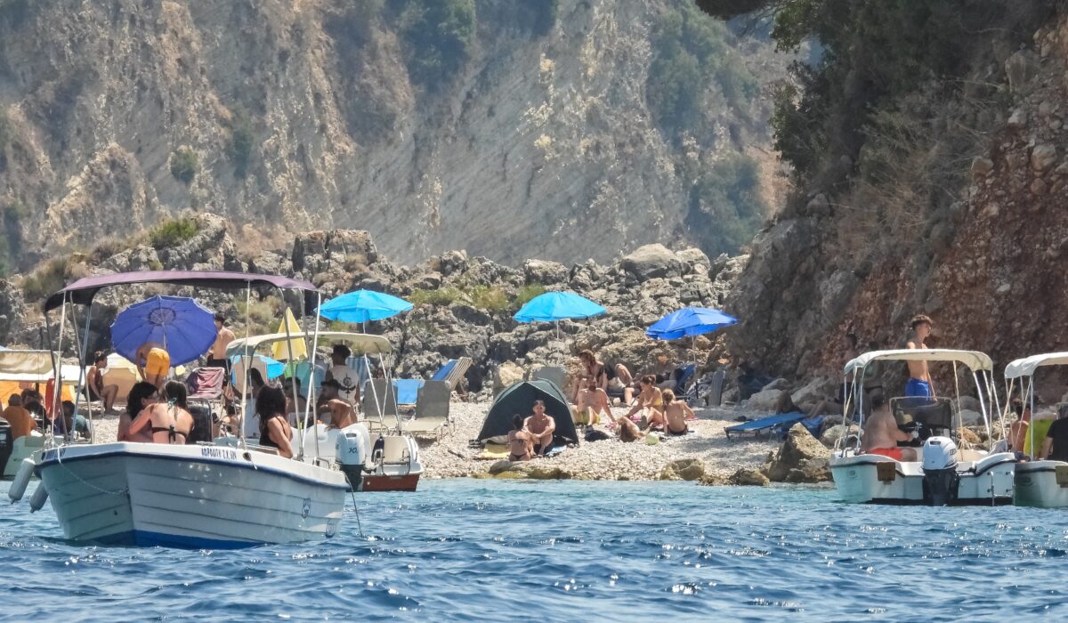 Ο Αύγουστος μάς αποχαιρετά με μελτέμια και σχετικά ήπιες θερμοκρασίες, διατηρώντας την αίσθηση του καλοκαιριού. Ωστόσο, η ξηρασία και