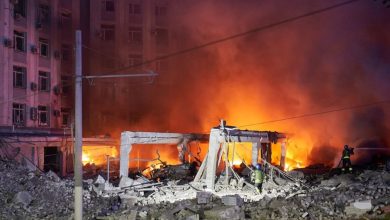 Με αμείωτη ένταση συνεχίζουν οι ρωσικές δυνάμεις τις επιθέσεις τους στο εσωτερικό της Ουκρανίας, αυτή τη φορά εστιάζοντας στα στρατηγικά