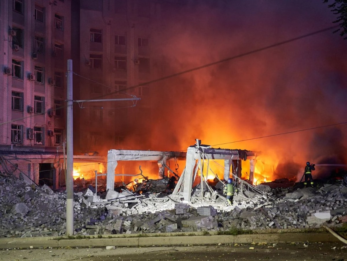 Με αμείωτη ένταση συνεχίζουν οι ρωσικές δυνάμεις τις επιθέσεις τους στο εσωτερικό της Ουκρανίας, αυτή τη φορά εστιάζοντας στα στρατηγικά