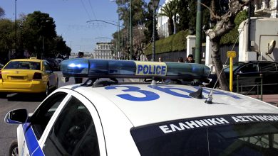 Ένα πρωτοφανές περιστατικό βίας συγκλονίζει την Αθήνα, με κεντρικό πρόσωπο έναν νεαρό τράπερ, γνωστό για τη συμμετοχή του σε δημοφιλή