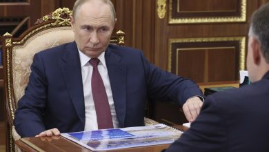 Η περιφρόνηση του Ρώσου προέδρου, Βλαντίμιρ Πούτιν, για τον Ουκρανό ομόλογό του είναι τόσο βαθιά που σχεδόν ποτέ δεν προφέρει