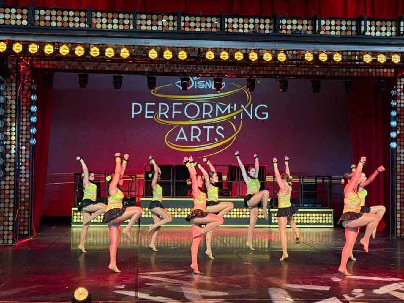 Ως μεγάλη επιτυχία παρουσιάζει το ψευδοκράτος χορευτική παράσταση που έδωσε τουρκοκυπριακό χορευτικό συγκρότημα στην Disneyland