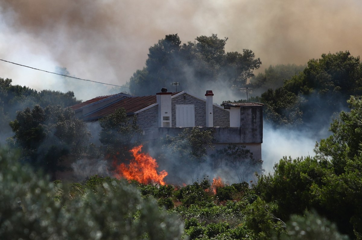 "Δεν έχω κουράγιο να ξανακάνω εκκίνηση, μου έχουν κοπεί τα πόδια", λέει πυρόπληκτος της Αν. Αττικής