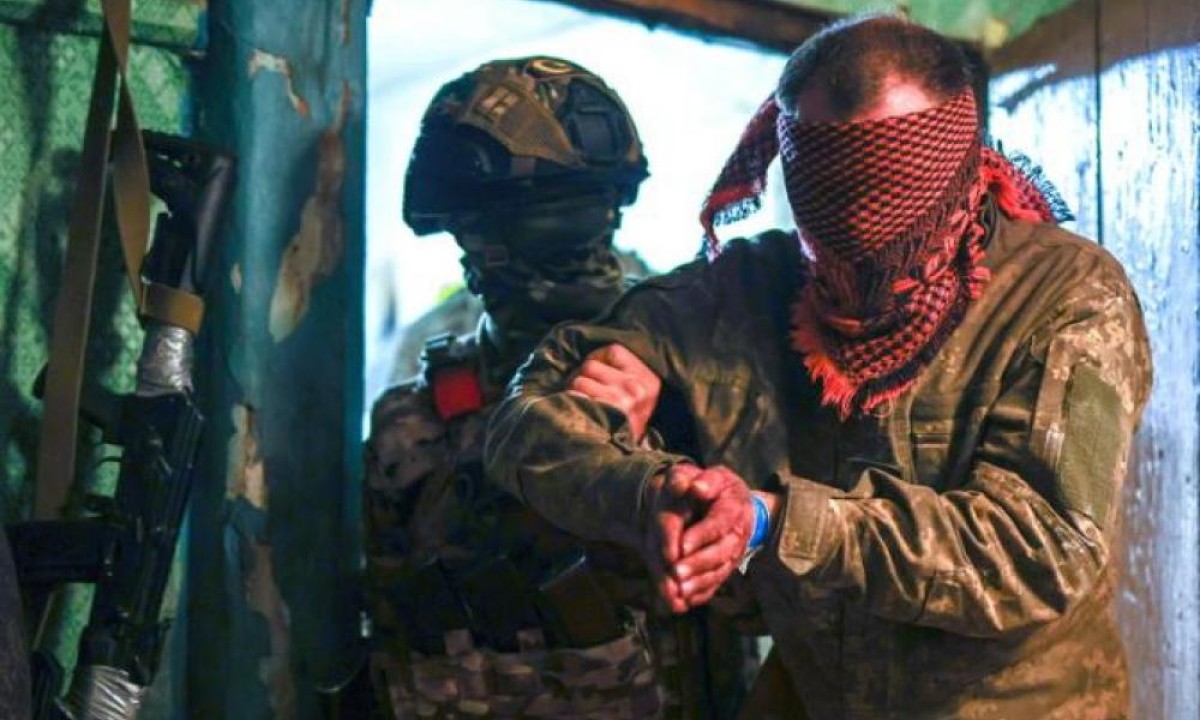 Η ουκρανική κοινωνία βρίσκεται πλέον στα όρια της αντοχής της, με τους πολίτες να προβαίνουν σε ακραίες κινήσεις για να αποφύγουν