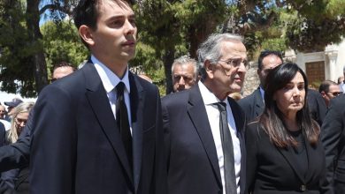 Σε φορτισμένη ατμόσφαιρα, πλήθος κόσμου, ανάμεσά τους και εξέχουσες πολιτικές προσωπικότητες, συγκεντρώθηκαν για να πουν το τελευταίο