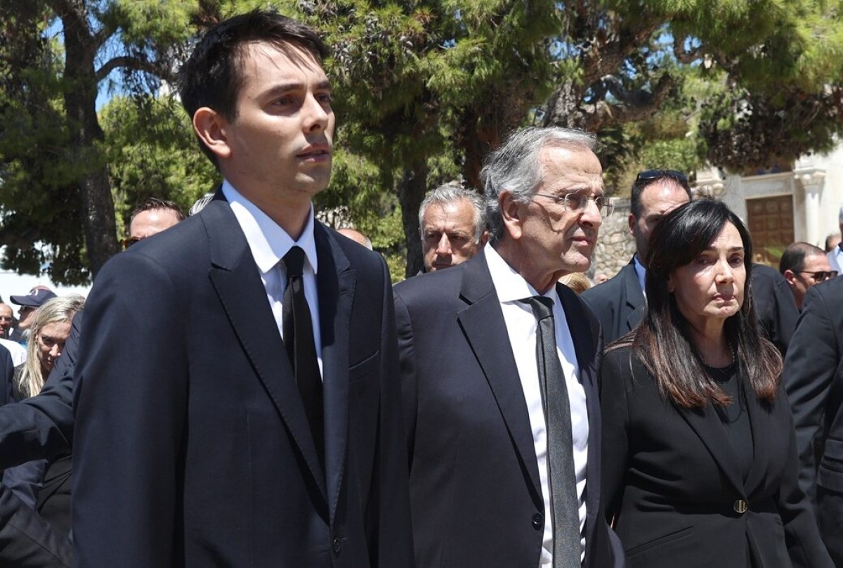 Σε φορτισμένη ατμόσφαιρα, πλήθος κόσμου, ανάμεσά τους και εξέχουσες πολιτικές προσωπικότητες, συγκεντρώθηκαν για να πουν το τελευταίο