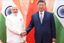 Ο Κινέζος Πρόεδρος Σι Τζινπίνγκ υποδέχθηκε τον Ινδό Πρωθυπουργό Ναρέντρα Μόντι στην Τιαντζίν, σηματοδοτώντας