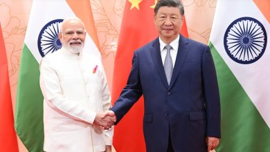 Ο Κινέζος Πρόεδρος Σι Τζινπίνγκ υποδέχθηκε τον Ινδό Πρωθυπουργό Ναρέντρα Μόντι στην Τιαντζίν, σηματοδοτώντας