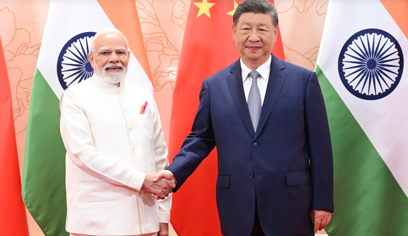 Ο Κινέζος Πρόεδρος Σι Τζινπίνγκ υποδέχθηκε τον Ινδό Πρωθυπουργό Ναρέντρα Μόντι στην Τιαντζίν, σηματοδοτώντας