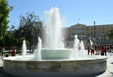 Επαναλειτουργεί από σήμερα (26.08.2025) το ιστορικό σιντριβάνι της πλατείας Συντάγματος, μετά από εκτεταμένες εργασίες συντήρησης