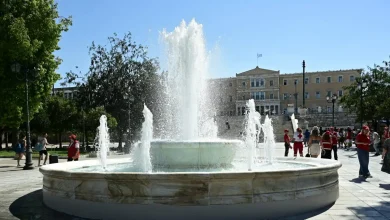 Επαναλειτουργεί από σήμερα (26.08.2025) το ιστορικό σιντριβάνι της πλατείας Συντάγματος, μετά από εκτεταμένες εργασίες συντήρησης