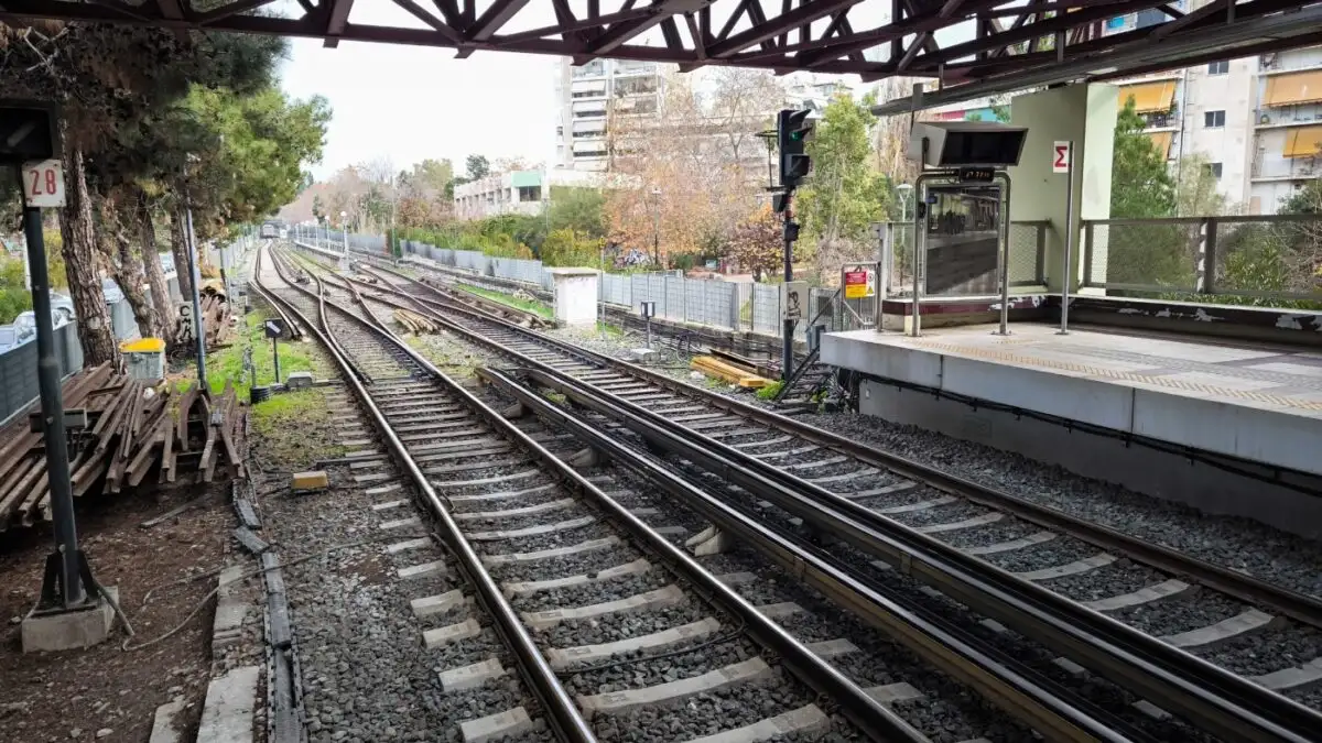 Μεταφέρθηκε άμεσα στο νοσοκομείο «Γεννηματάς» – Προσωρινές διακοπές δρομολογίων στους σταθμούς Περισσός, Πευκάκια, Νέα Ιωνία