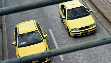 Στη σύλληψη δύο γυναικών, ηλικίας 22 και 32 ετών, προχώρησαν οι αρχές για υπόθεση οργανωμένης απάτης και ληστείας σε βάρος οδηγού ταξί