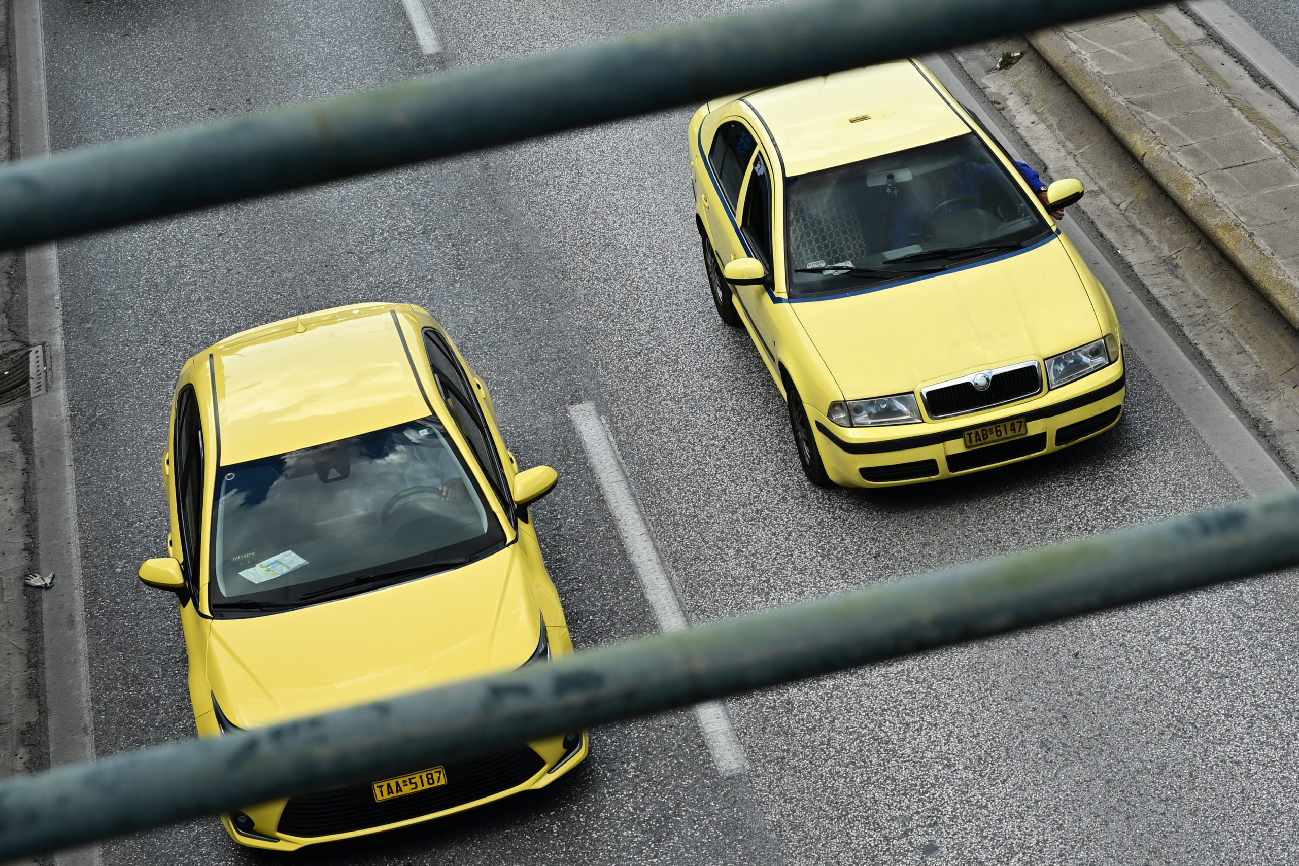 Στη σύλληψη δύο γυναικών, ηλικίας 22 και 32 ετών, προχώρησαν οι αρχές για υπόθεση οργανωμένης απάτης και ληστείας σε βάρος οδηγού ταξί