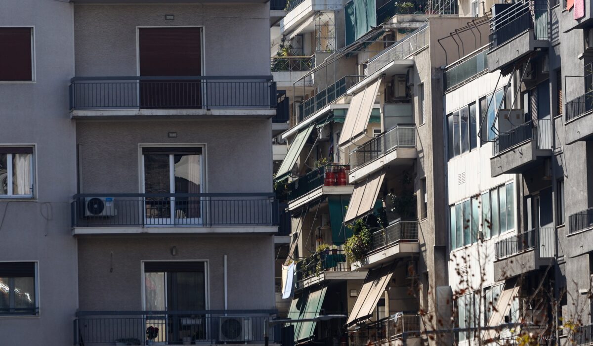 Από το 2026, η ενοικίαση κατοικίας στην Ελλάδα μπαίνει σε μια νέα, μάλλον σκοτεινή εποχή. Οικονομία: Έρχεται το πιστοποιητικό φερεγγυότητας