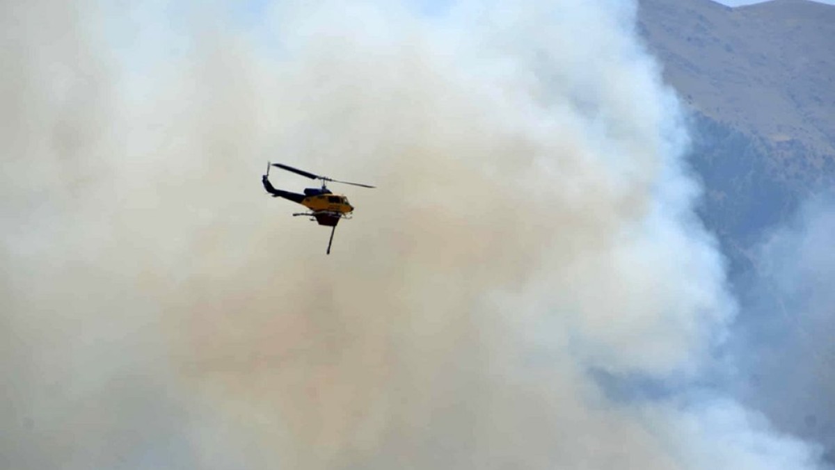 Φωτιά σε εξέλιξη στον παραθαλάσσιο οικισμό Λυχναφτιά της Τήνου, όπου καίγεται χαμηλή βλάστηση και η κατάσταση παρακολουθείται στενά