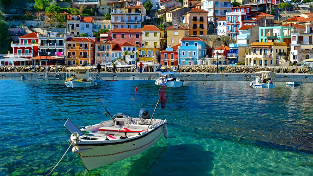 Καθώς η Ελλάδα καταγράφει ιστορικά νούμερα στον τουρισμό, με αφίξεις που ξεπερνούν τα 36 εκατομμύρια επισκεπτών, σχεδόν οι μισοί Έλληνες