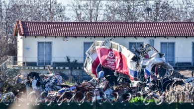 Στην περιοχή Κουλούρι εξακολουθούν να βρίσκονται τα συντρίμμια του τραγικού δυστυχήματος στα Τέμπη. Παρά τον βαρύ φόρο αίματος
