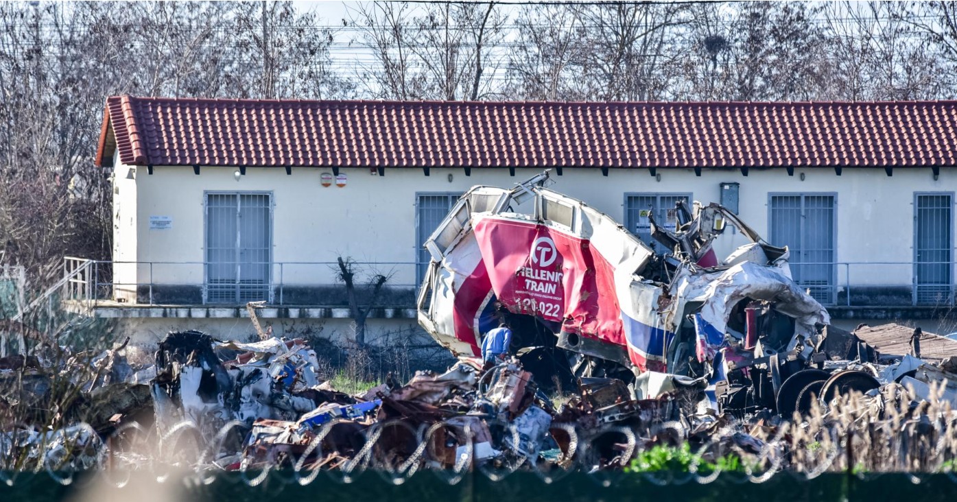 Στην περιοχή Κουλούρι εξακολουθούν να βρίσκονται τα συντρίμμια του τραγικού δυστυχήματος στα Τέμπη. Παρά τον βαρύ φόρο αίματος