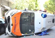 Ένα τραγικό περιστατικό σημειώθηκε σήμερα στο Γουδί, όταν ένα ιδιωτικό ασθενοφόρο που μετέφερε ασθενή ανετράπη με αποτέλεσμα