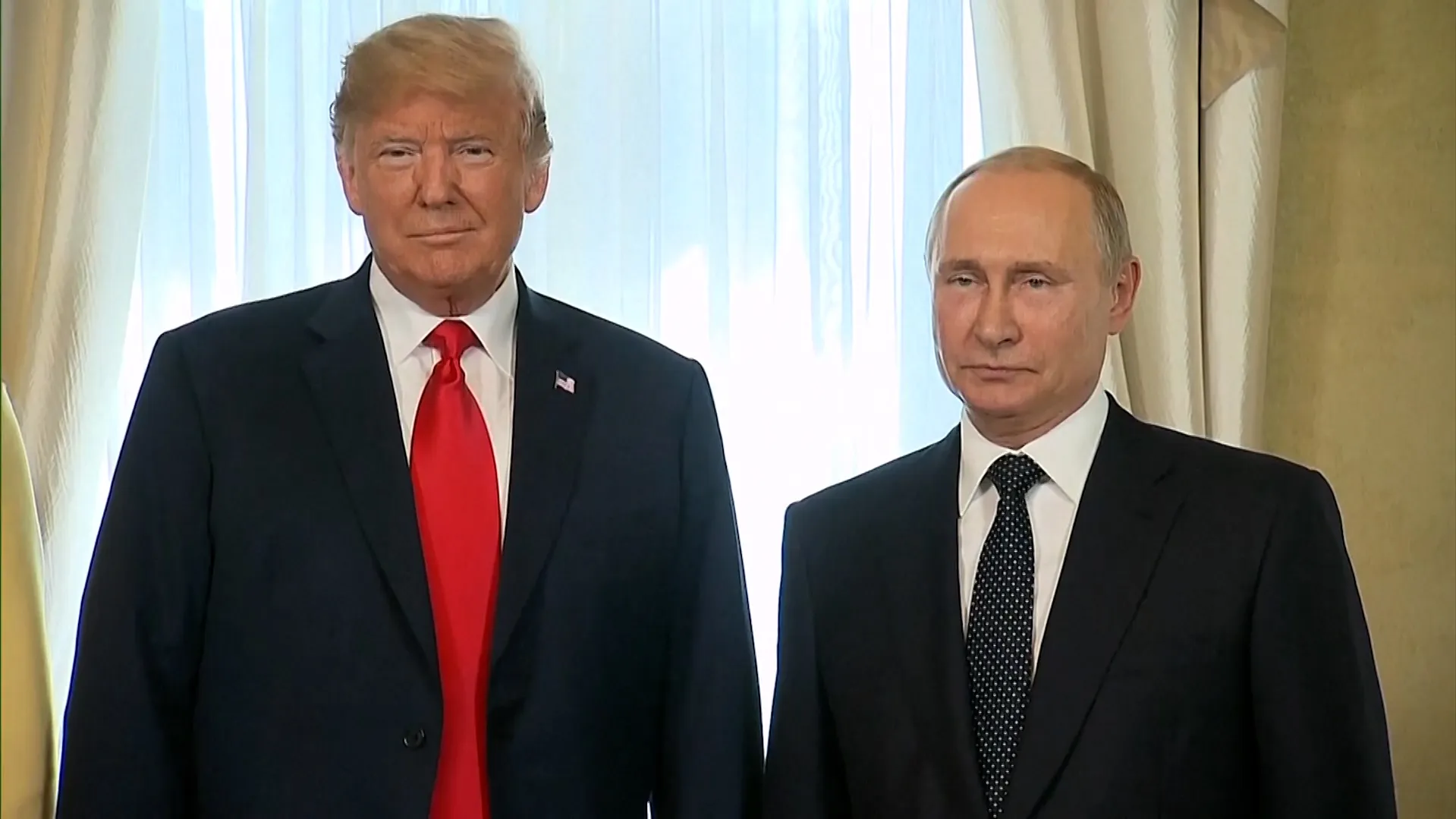 Η κίνηση του Ρώσου προέδρου Βλαντίμιρ Πούτιν να καταθέσει λουλούδια σε μνημείο αφιερωμένο στη συνεργασία των ΗΠΑ με τη Σοβιετική