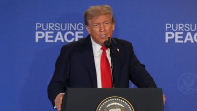 Λίγες μόλις ώρες πριν από την κρίσιμη συνάντηση της Δευτέρας (18/8) στον Λευκό Οίκο, όπου ο Ντόναλντ Τραμπ θα καθίσει στο ίδιο τραπέζι