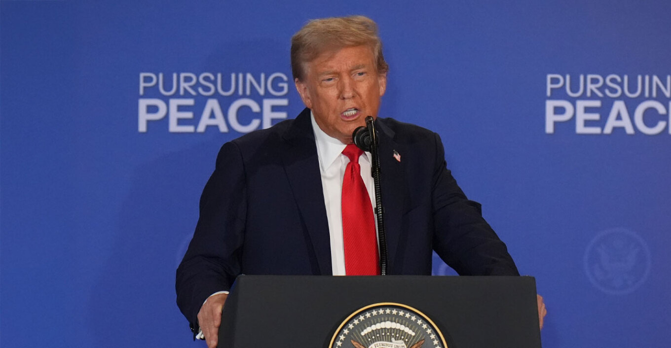 Λίγες μόλις ώρες πριν από την κρίσιμη συνάντηση της Δευτέρας (18/8) στον Λευκό Οίκο, όπου ο Ντόναλντ Τραμπ θα καθίσει στο ίδιο τραπέζι