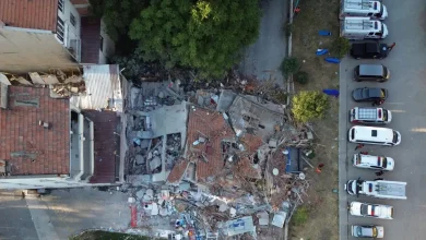 Ένας νεκρός και 29 τραυματίες είναι ο μέχρι στιγμής επίσημος απολογισμός του ισχυρού σεισμού μεγέθους 6,1 Ρίχτερ που έπληξε