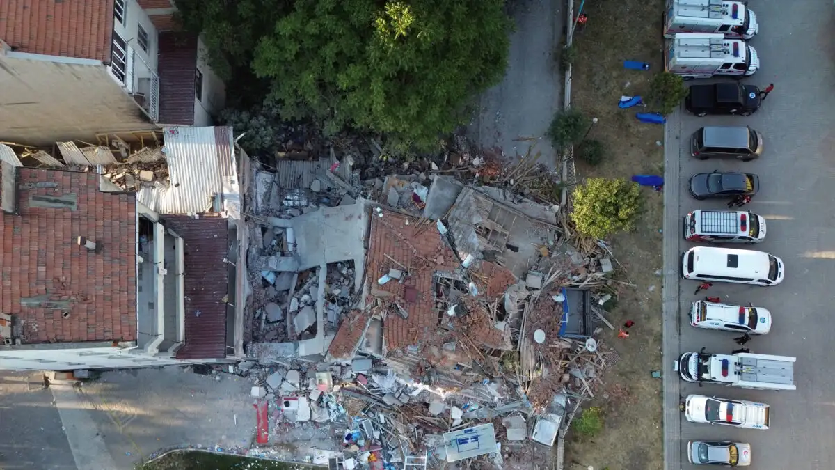 Ένας νεκρός και 29 τραυματίες είναι ο μέχρι στιγμής επίσημος απολογισμός του ισχυρού σεισμού μεγέθους 6,1 Ρίχτερ που έπληξε