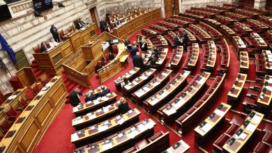 Στρατιωτικοί και εποχικοί πυροσβέστες σχολιάζουν με καυστικό χιούμορ την απόφαση που πέρασε…«στα μουλωχτά» μέσα στο καλοκαίρι.