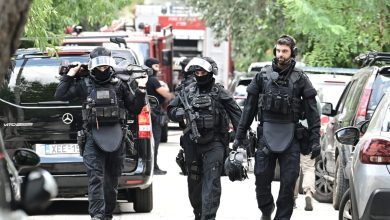 Kινηματογραφική ταινία θύμισε η αστυνομική επιχείρηση στην πολυκατοικία του 57χρονου άνδρα στον Χολαργό, ο οποίος αρνήθηκε