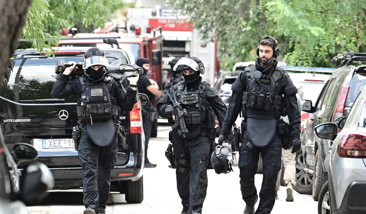 Kινηματογραφική ταινία θύμισε η αστυνομική επιχείρηση στην πολυκατοικία του 57χρονου άνδρα στον Χολαργό, ο οποίος αρνήθηκε