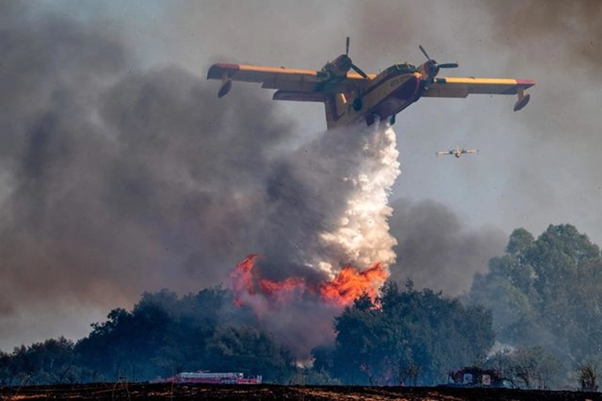 Δυνατοί άνεμοι πνέουν από το πρωί σε μεγάλο μέρος της χώρας, που σε συνδυασμό με την ανομβρία δημιουργούν τις τέλειες συνθήκες
