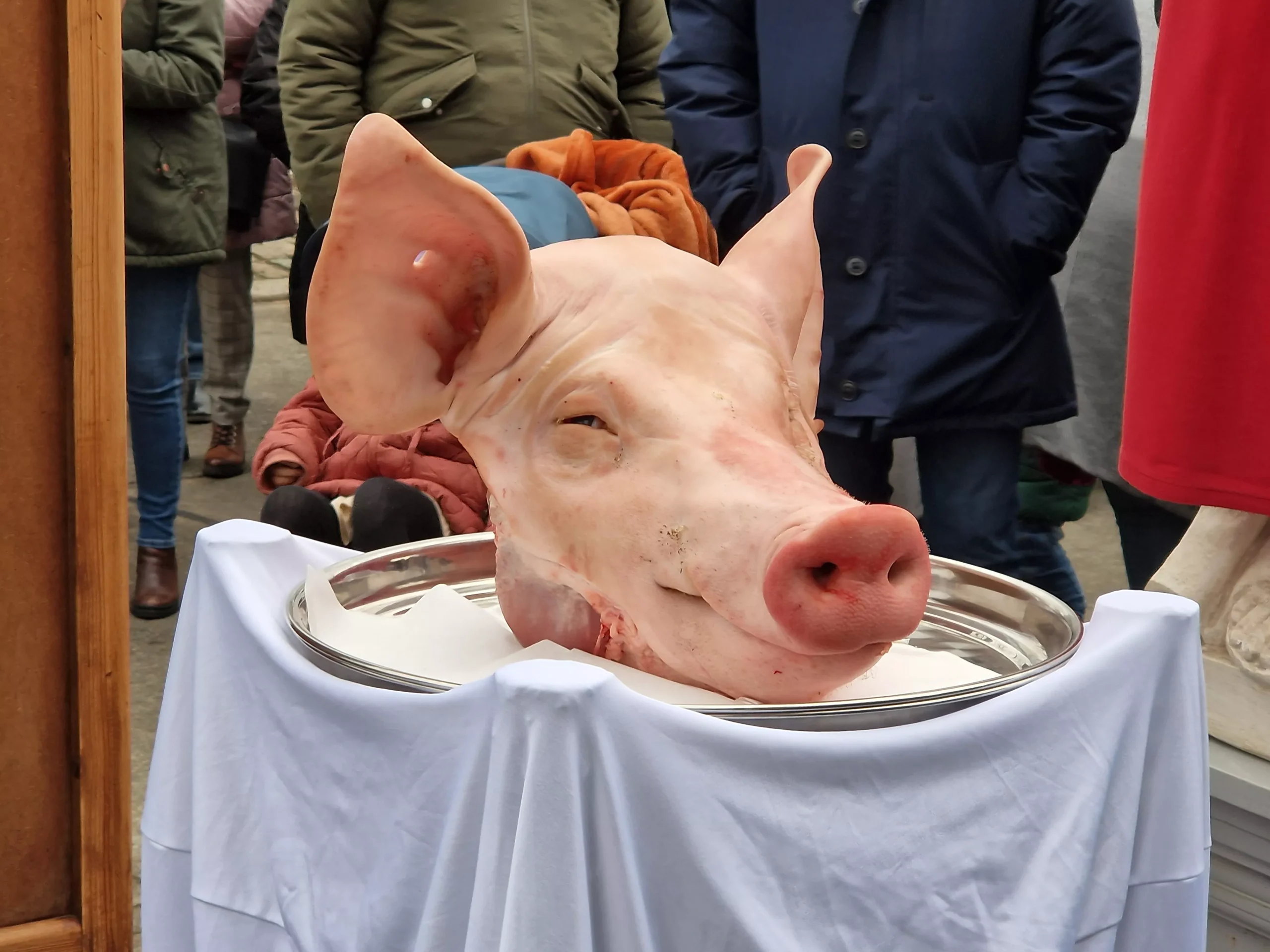 Μια μακάβρια πράξη συγκλόνισε το Παρίσι το πρωί της 9ης Σεπτεμβρίου 2025, όταν κεφάλια χοίρων βρέθηκαν τοποθετημένα μπροστά σε τζαμιά